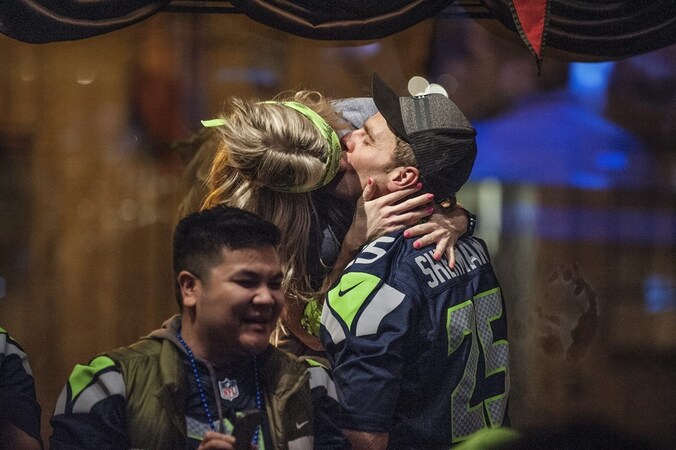 Fans van de Seattle Seahawks vieren in hun stad de Super Bowl-overwinning op de Denver Broncos.