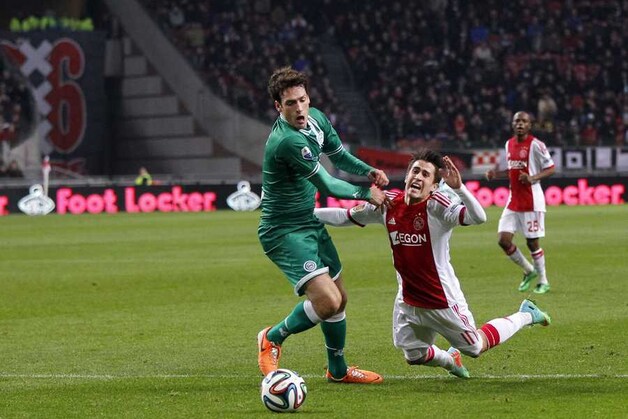 Krkic gaat over de knie bij Botteghin: penalty voor Ajax.