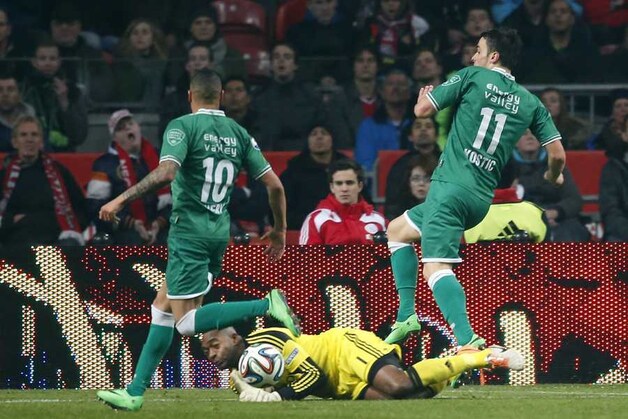 Kostic van dichtbij op Vermeer. Groningen had kansen op 1-2.