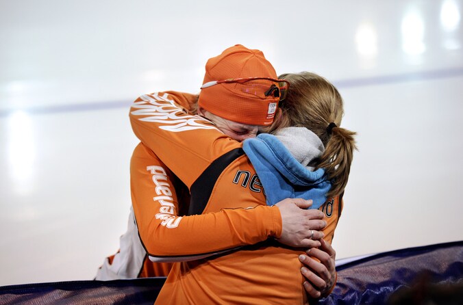 Ireen Wüst en Sanne van Kerkhof (R) kregen in 2009 een relatie. Inmiddels heeft Wüst met een man verkering.