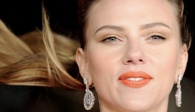 Actrice Scarlett Johansson met oranje lipstick.