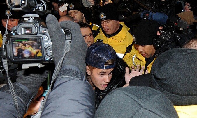 Justin Bieber wordt belaagd door de pers.