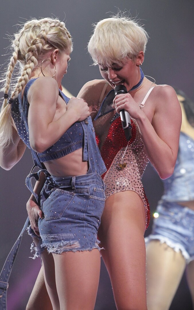 Miley is niet vies van wat 'girl on girl' actie.