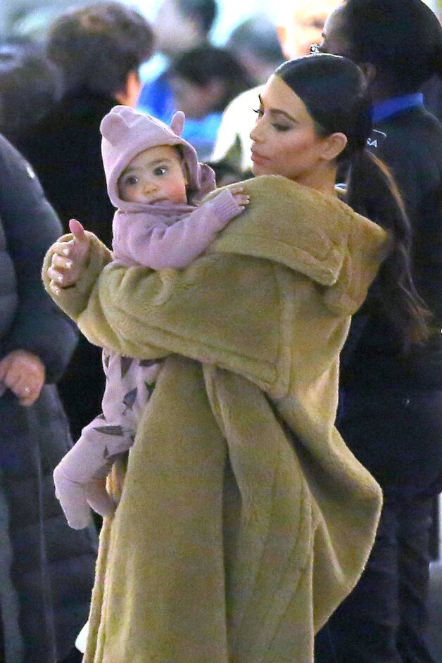Kim met baby North op de luchthaven in New York.