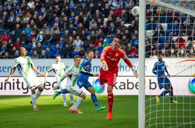 Firmino verwerkt de 1-0 van Hoffenheim binnen tegen Wolfsburg-doelman Benaglio.