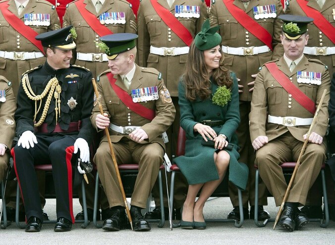 Kate Middleton gisteren op St. Patrick's Day met een iets langere mantel.