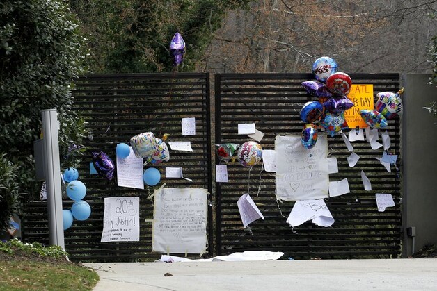 Biebers fans in Atlanta zijn duidelijk opgetogen over zijn komst en gaven hem een leuk verjaardagscadeau.