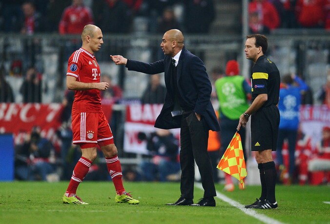 Arjen Robben (links) krijgt instructies van Josep Guardiola.
