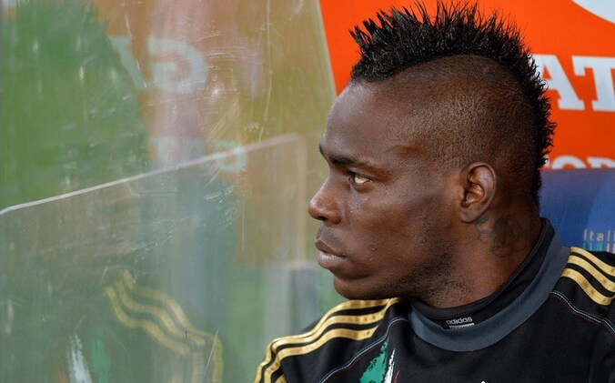 Balotelli verbijt zich op de bank in Rome.