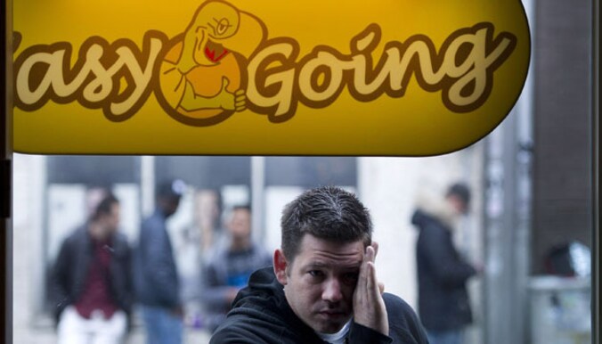 Jongeren hangen voor de coffeeshop Easy Going in Maastricht.