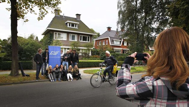 Tieners poseren voor het huis van Merthe
