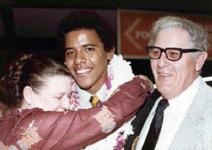 Barack Obama op een archiefbeeld in een innige omhelzing met zijn grootmoeder.
