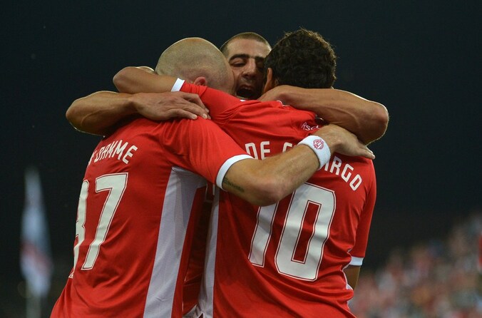 Ben-Haim viert met Van Damme en De Camargo.