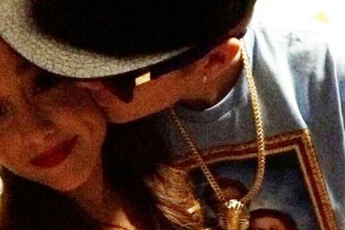 Justin Bieber kust zijn vriendin Ariana Grande.