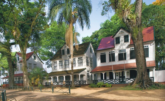 Houten huizen in koloniale stijl nabij Fort Zeelandia. Het fort ontstond in de 17de eeuw toen de Nederlanders een handelsmissie stichtten nabij het indianendorp Parmirbo, het latere Paramaribo.