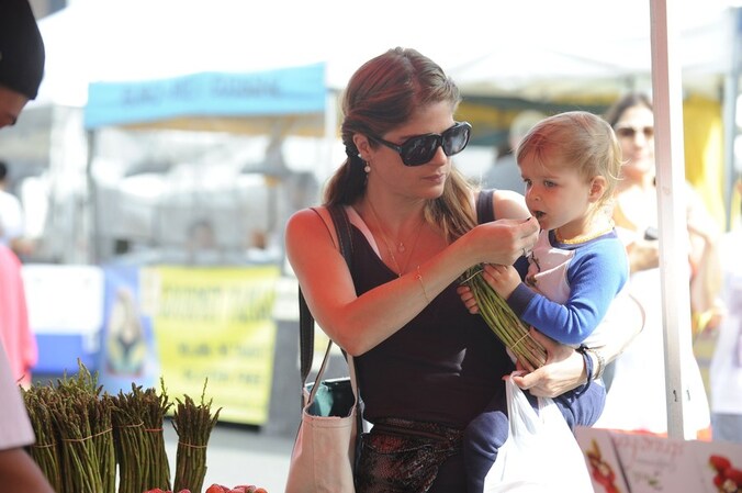 Selma en Arthur kopen asperges op de markt.