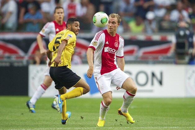 Eriksen heeft enkel oog voor de bal in duel met Kali van Roda JC.