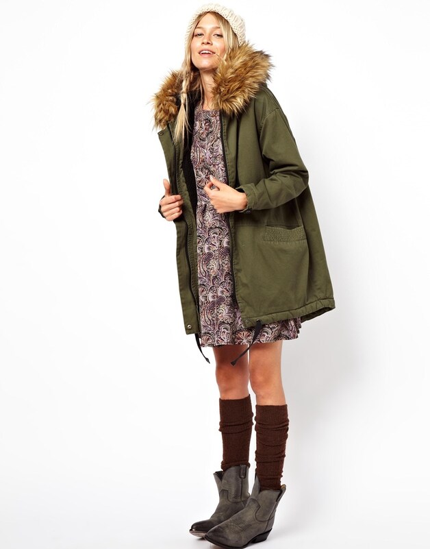 Oversized jas met bonten kraagje.