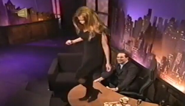 Sylvie liet zich in 2002 verleiden om een dansje op de tafel te doen van haar gastheer.