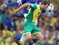 Fellaini -voorlopig nog van Everton- zaterdag in een stevig luchtduel op Carrow Road.