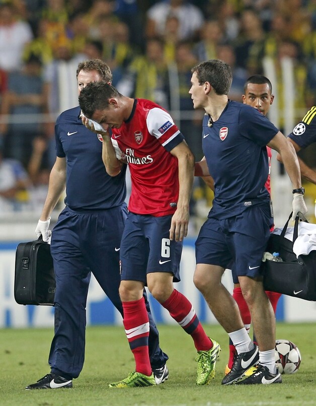 Koscielny viel uit met een hoofdblessure.