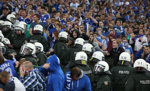 De ontevreden Schalke-supporters morren en dagen de politie uit.