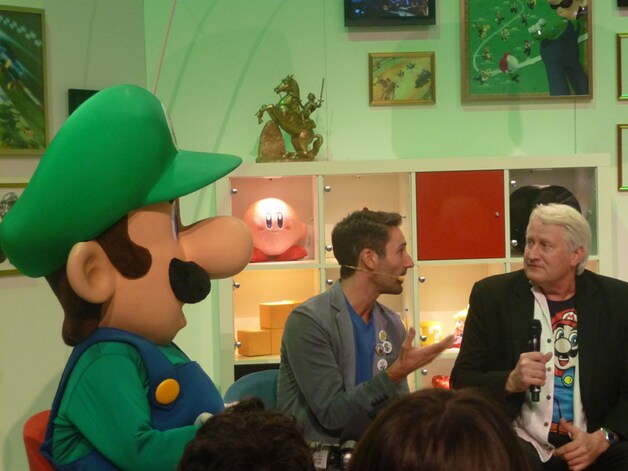 Na ons korte gesprekje moest Charles het podium op voor een kleine 'talkshow' met feestbeest Luigi.