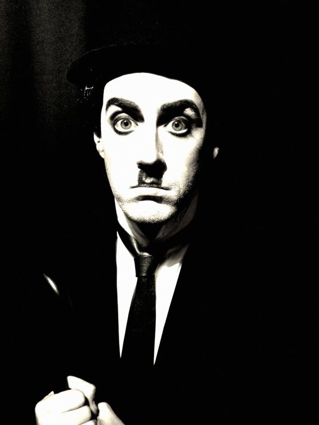 Carly's broer als Charlie Chaplin