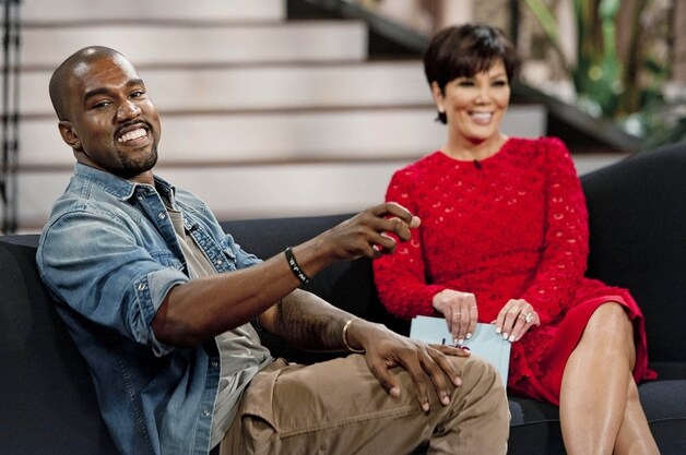 Kanye zat gezellig op de bank in de talkshow van zijn schoonmoeder Kris Jenner.