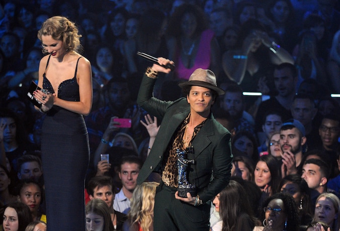 Bruno Mars kreeg gisterenavond op de MTV VMA's de award voor beste mannelijke video uit de handen van Taylor Swift.