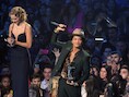 Bruno Mars kreeg gisterenavond op de MTV VMA's de award voor beste mannelijke video uit de handen van Taylor Swift.