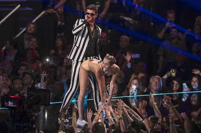 Miley Cyrus en Robin Thicke bij de 2013 MTV Video Music Awards.