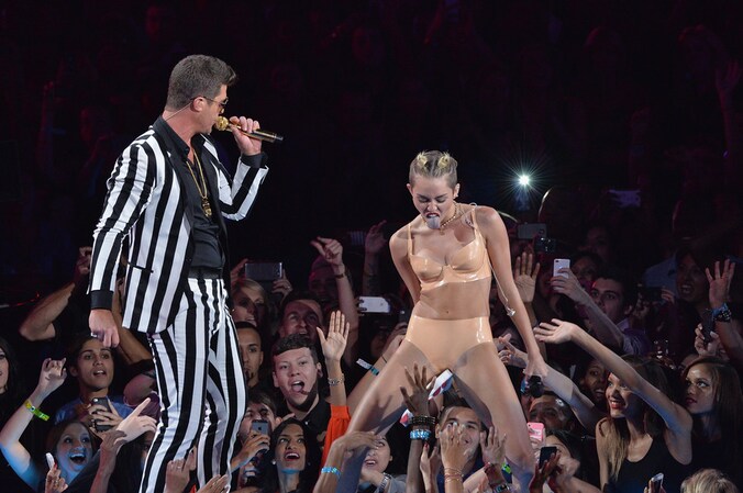 Thicke in zijn veelbesproken act met Miley Cyrus (r.).