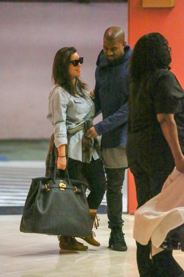 Het eerste uitje van Kim en North, hier met Kanye en nanny.