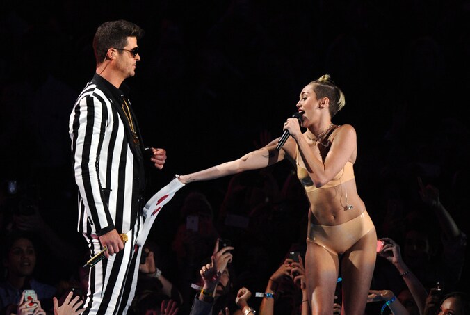 Robin Thicke en Miley Cyrus tijdens het optreden.