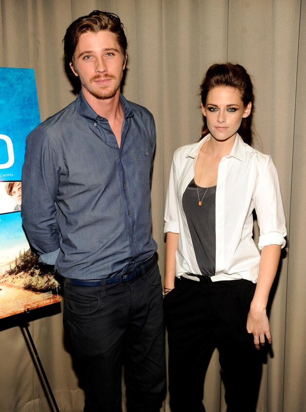 Garrett Hedlund met Kristen Stewart.