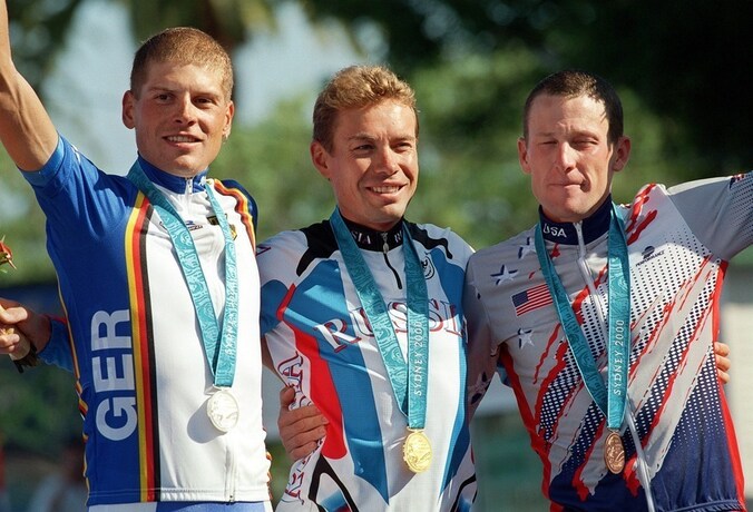 Lance Armstrong (rechts) op het ereschavot in Sydney, met Jan Ullrich (links) en Olympisch kampioen Viatcheslav Ekimov (midden).