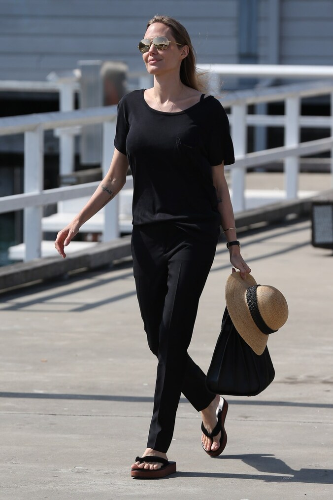 Angelina Jolie met haar nieuwste tatoeage.