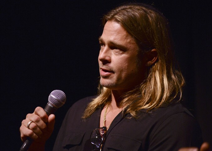 Brad Pitt voor hij zijn lokken liet knippen.