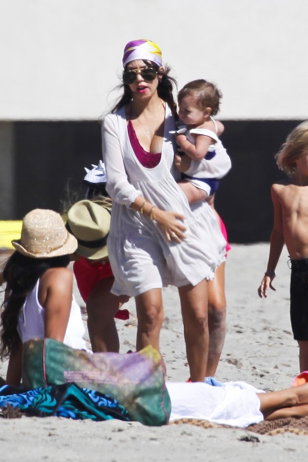 Kourtney Kardashian met haar kroost op het strand.