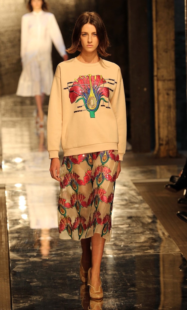 Sweater op een rokje bij Christopher Kane.