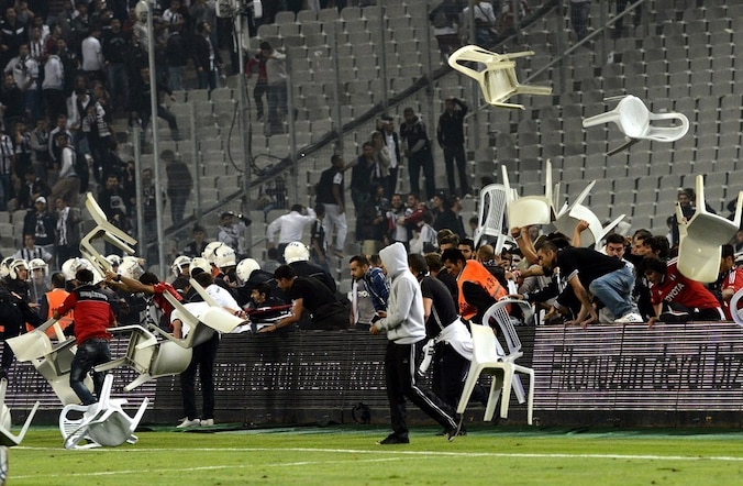 Hooligans van Besiktas in gevecht met de politie afgelopen weekend bij de derby met Galatasaray.