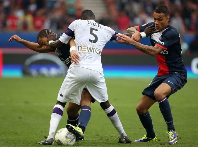 Gregory van der Wiel (r) in duel met Sylla van Toulouse.