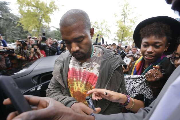 Kanye West na de show van Céline in Parijs.