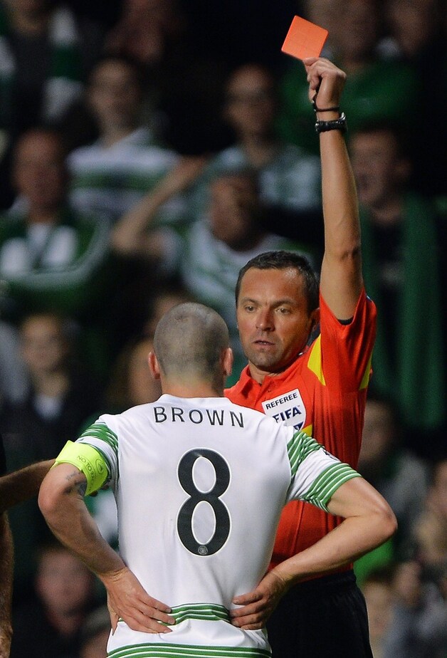 Aanvoerder Brown van Celtic kreeg rood omdat hij op de hand van Neymar trapte.