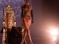 Rihanna postte gisteren nog enkele foto's uit de clip voor 'Pour It Up' op Twitter