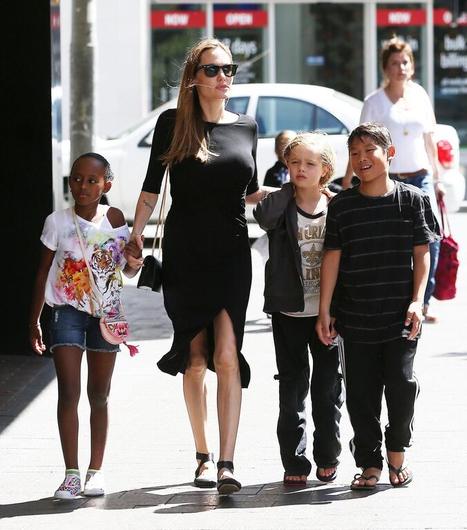 Angelina Jolie met haar kinderen Shiloh, Zahara en Pax.
