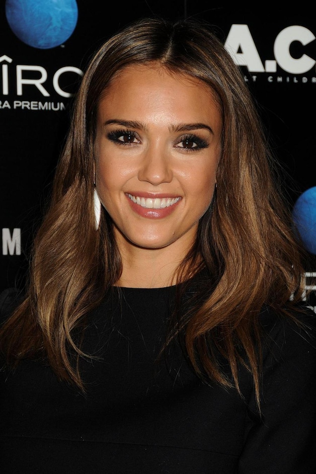 Jessica Alba heeft wenkbrauwen met weinig tot geen boog.