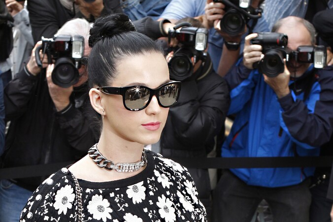 Katy Perry op weg naar de catwalkshow van Chanel.