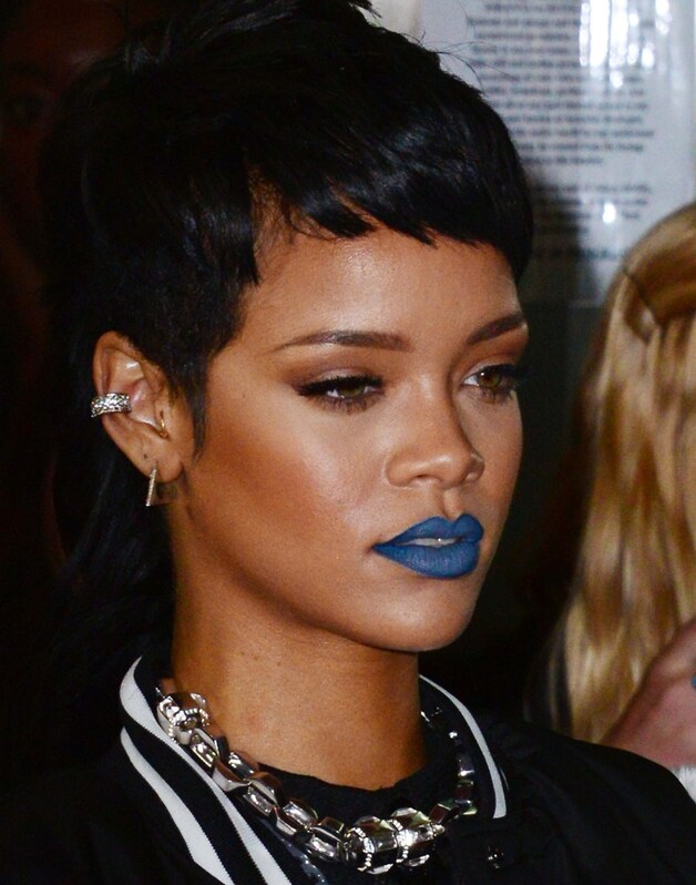 Rihanna met blauwe lippenstift.